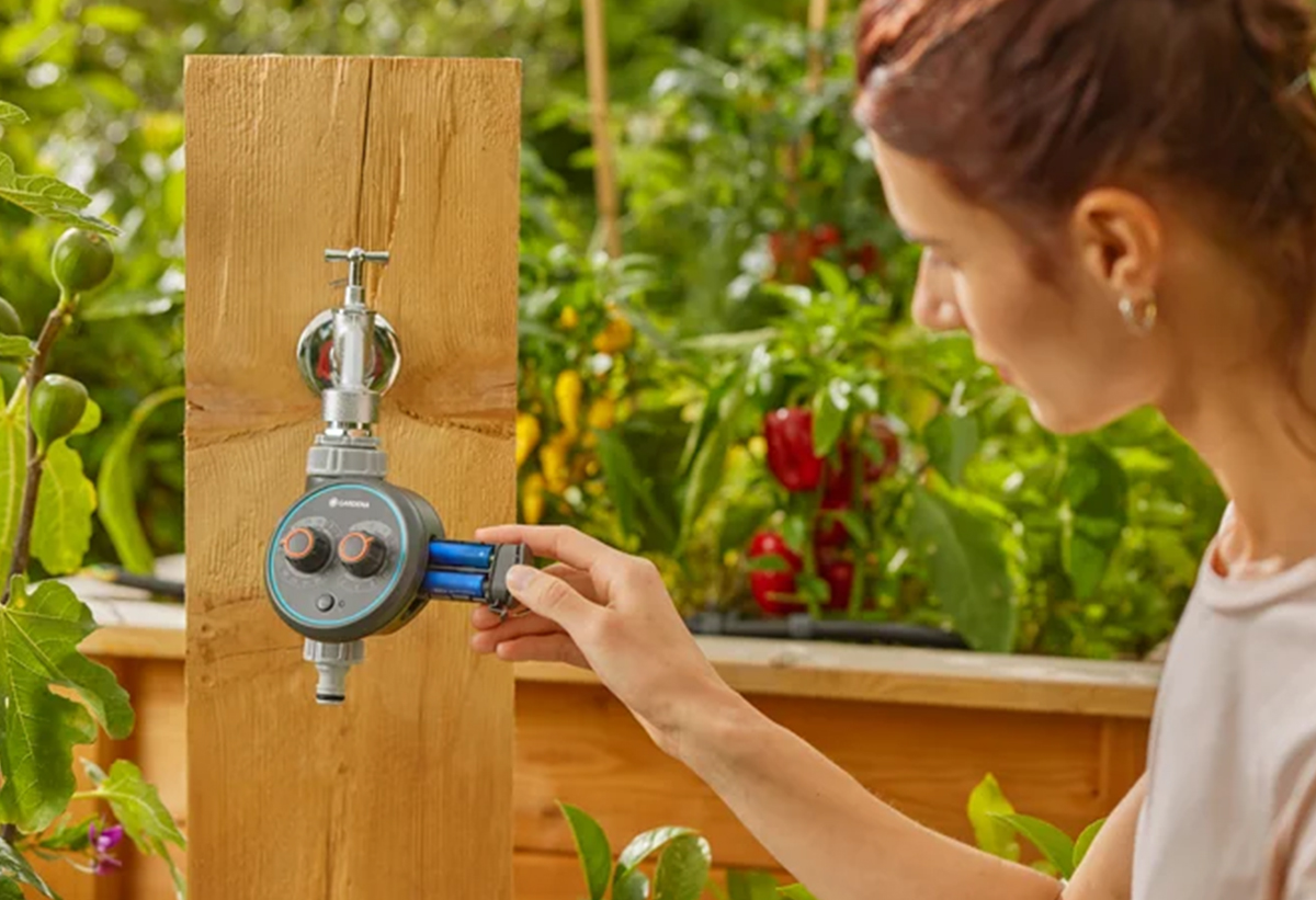 Απεικονίζεται μια γυναίκα να εγκαταστεί τον προγραμματιστή.